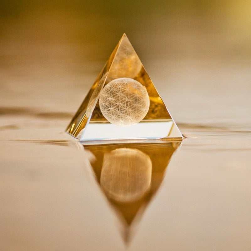 Sphärenkristall Pyramide mit Blume des Lebens