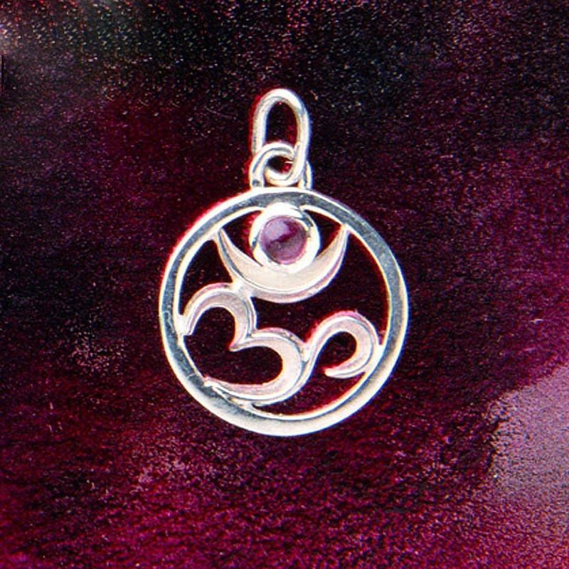 Om-Anhänger ausgeschnitten