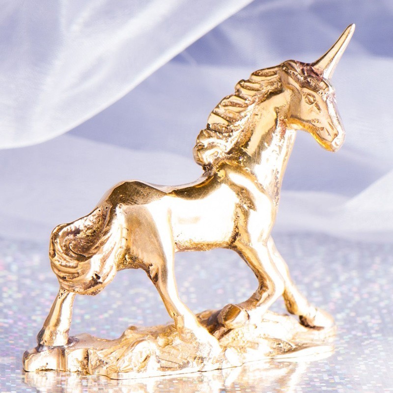 Fabeltier Einhorn mit Goldhorn