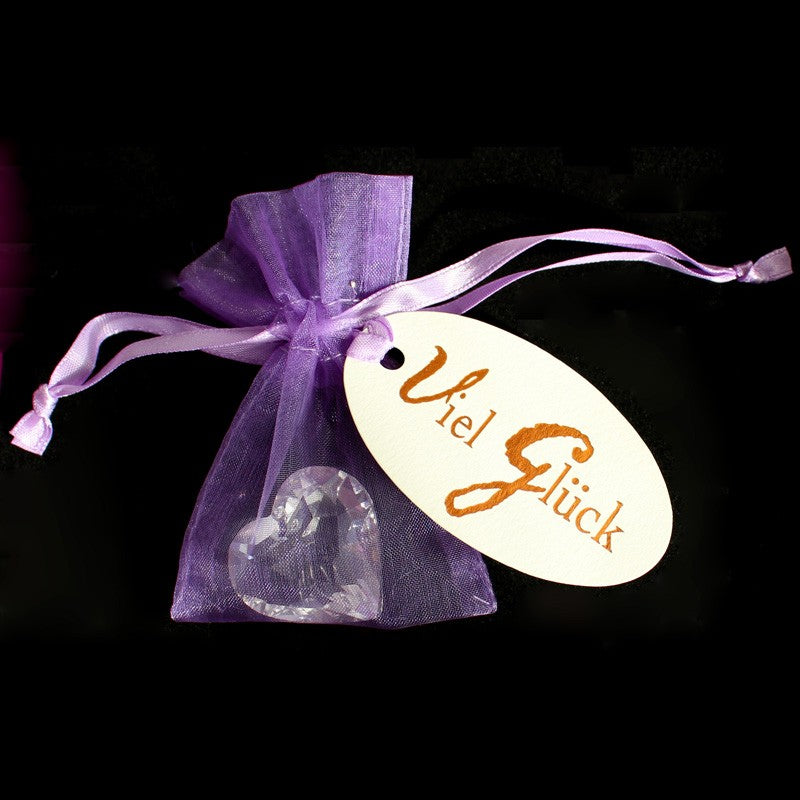 Mitbringsel im Organzasäckchen mit einem funkelnden Regenbogenkristall