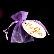 Mitbringsel im Organzasäckchen mit einem funkelnden Regenbogenkristall