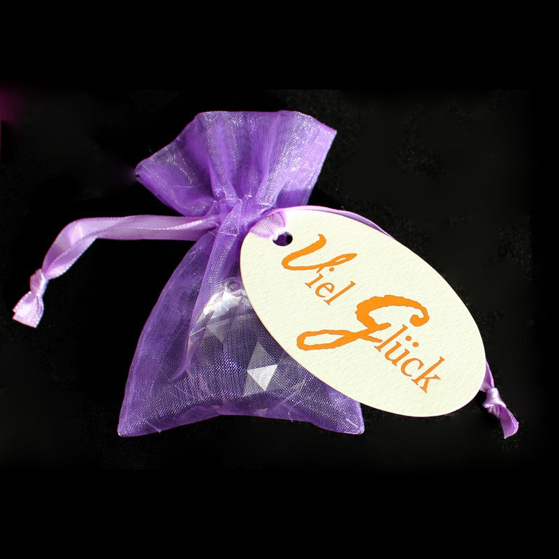 Mitbringsel im Organzasäckchen mit einem funkelnden Regenbogenkristall