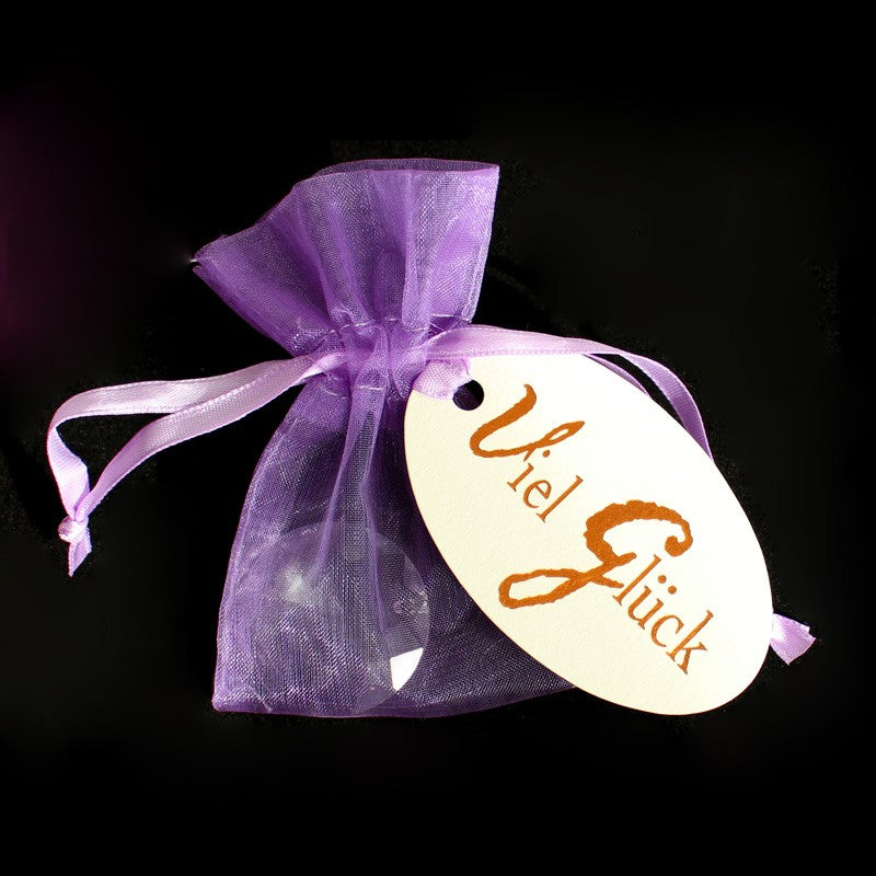 Mitbringsel im Organzasäckchen mit einem funkelnden Regenbogenkristall