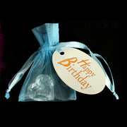 Mitbringsel im Organzasäckchen mit einem funkelnden Regenbogenkristall