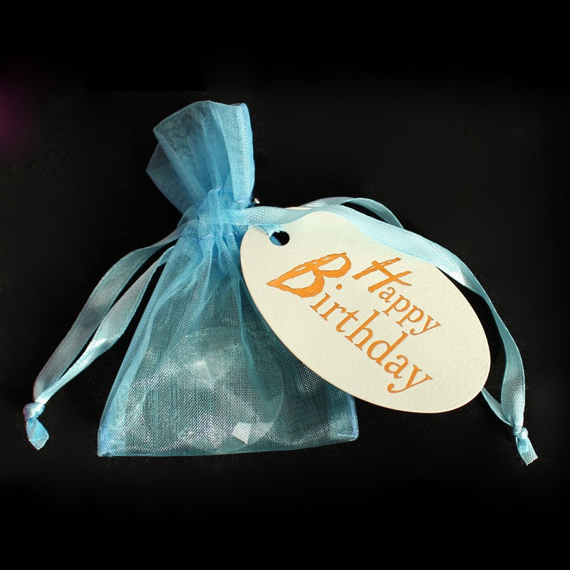 Mitbringsel im Organzasäckchen mit einem funkelnden Regenbogenkristall