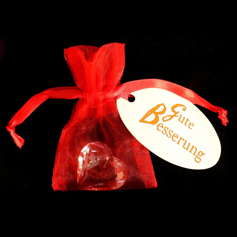 Mitbringsel im Organzasäckchen mit einem funkelnden Regenbogenkristall