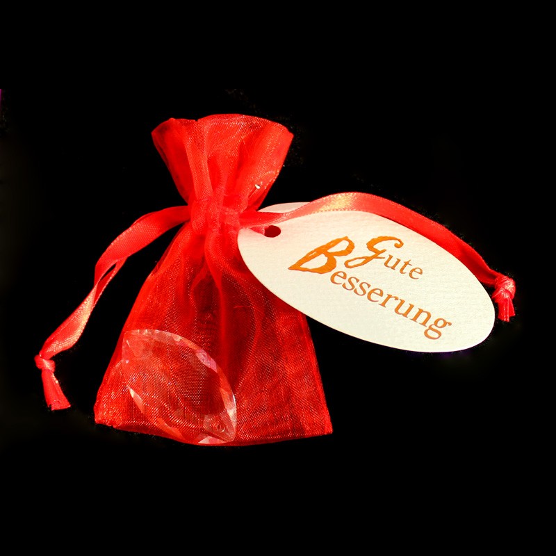 Mitbringsel im Organzasäckchen mit einem funkelnden Regenbogenkristall