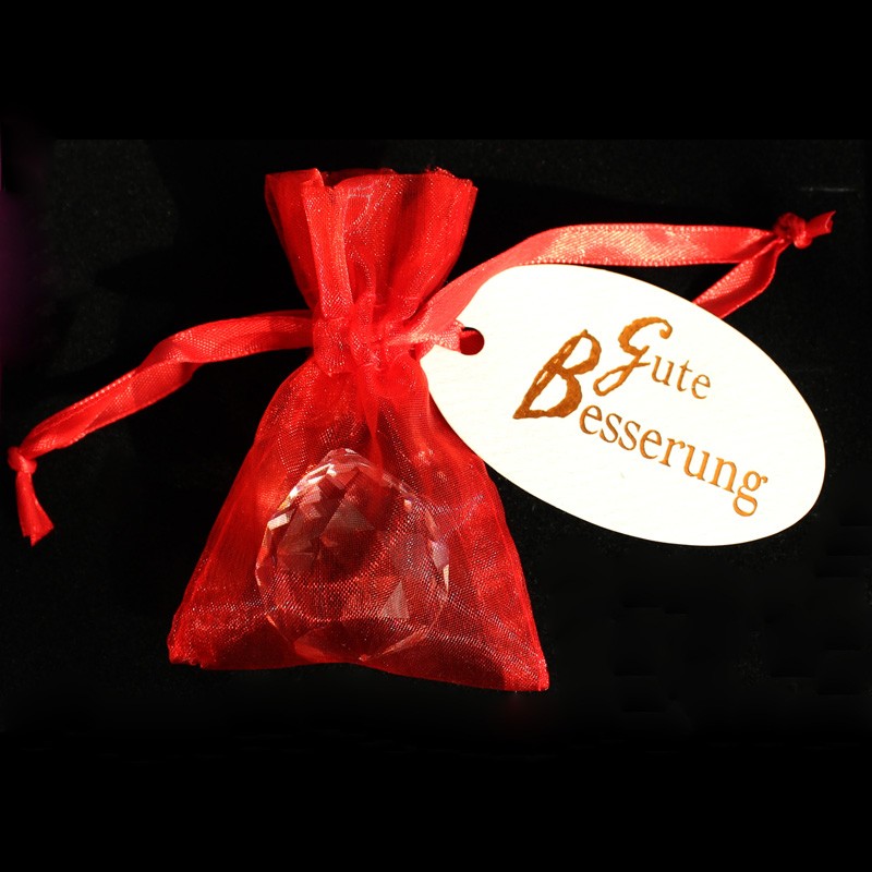 Mitbringsel im Organzasäckchen mit einem funkelnden Regenbogenkristall