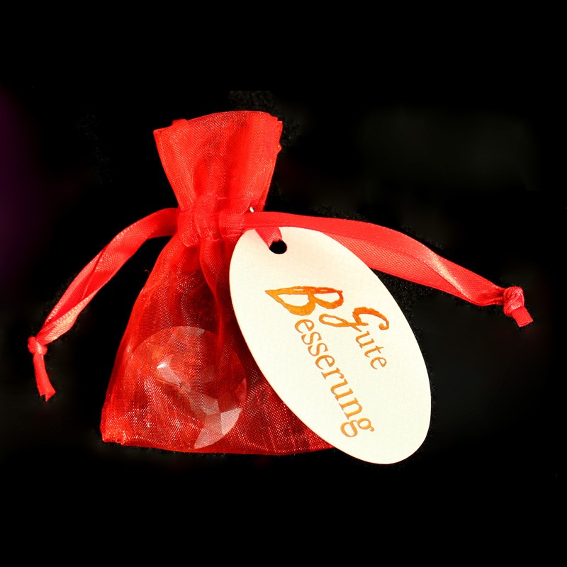 Mitbringsel im Organzasäckchen mit einem funkelnden Regenbogenkristall