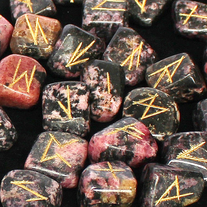 Rhodonit mit Manganoxid - Runen | im Samtbeutel mit Beschreibung