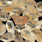 Bergkristall Spitzen -  rötliche Runen | im Samtbeutel & Beschreibung