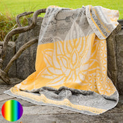 Spirit of OM Kuscheldecke Lotus gelb-grau | mit der Blume des Lebens