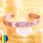 Chakra - Kupfer Armreif | mit sieben Chakra Symbolen