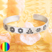 Chakra - Armreif versilbert | mit sieben Chakra Symbolen