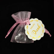 Mitbringsel im Organzasäckchen mit einem funkelnden Regenbogenkristall