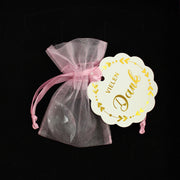 Mitbringsel im Organzasäckchen mit einem funkelnden Regenbogenkristall