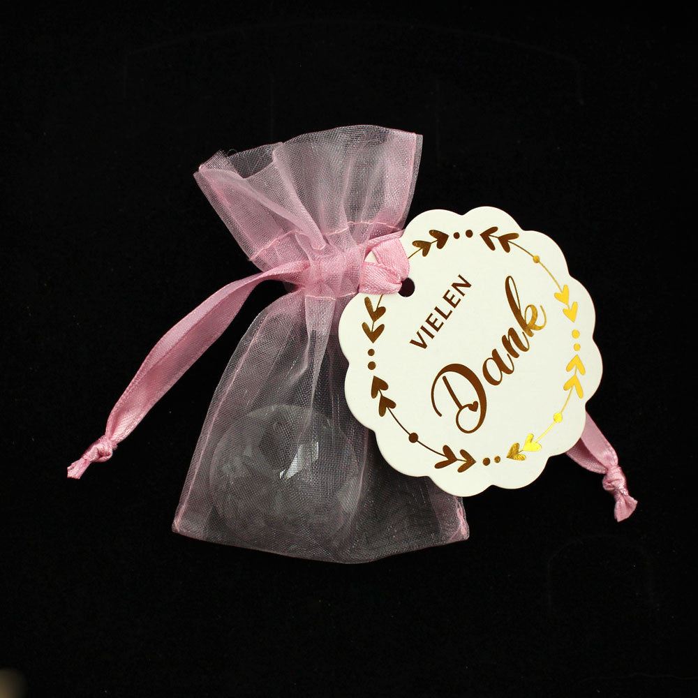 Mitbringsel im Organzasäckchen mit einem funkelnden Regenbogenkristall