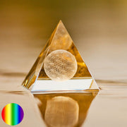Sphärenkristall Pyramide mit Blume des Lebens